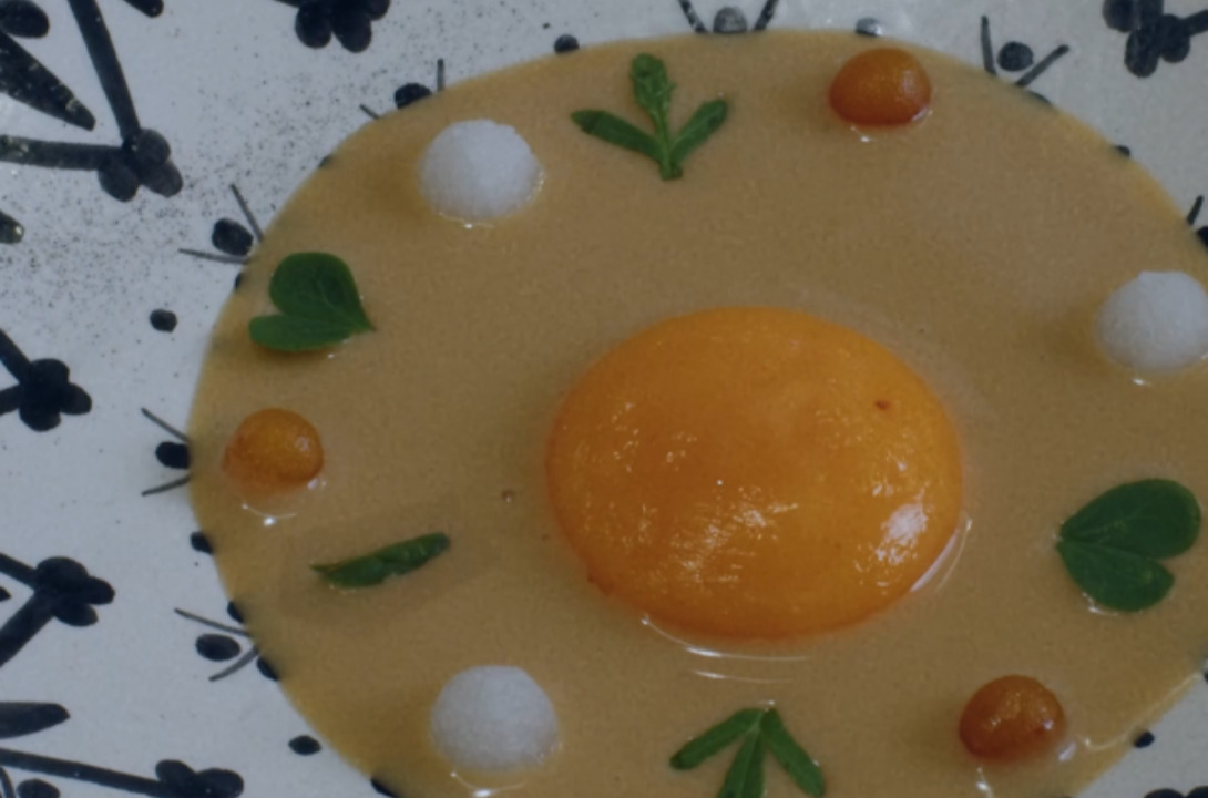 Royal de puchero, yema de huevo, botarga y caviar con hierbabuena: el homenaje de Paco Morales a la tradición y la sutileza