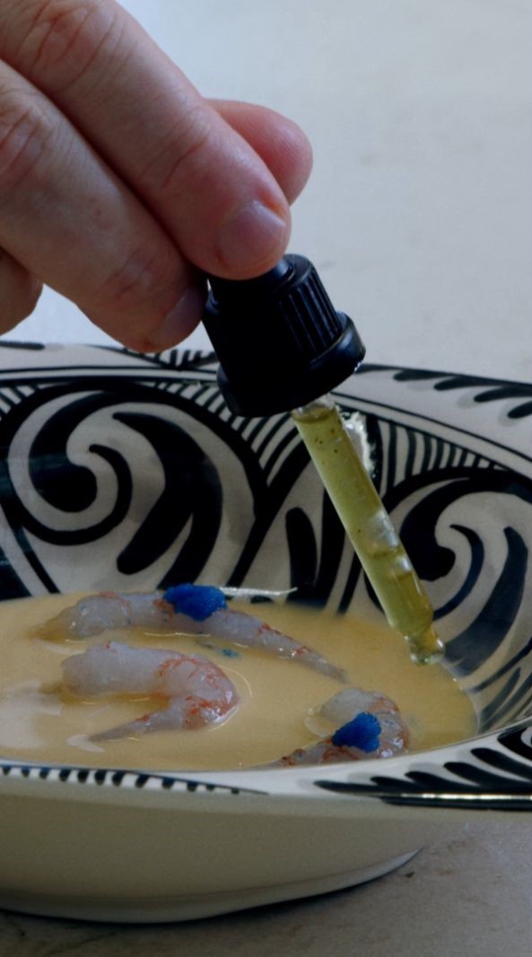 Gelée de pomelo con su escabeche, quisquilla y nieve de queso azul, la frescura hecha arte por Paco Morales