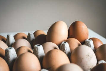 Guía definitiva para comprar huevos en el supermercado y no perderse en un mar de etiquetas