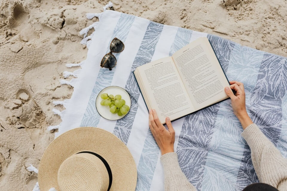 Qué leer en verano: 4 libros ligeros para refrescar la mente y disfrutar del buen tiempo