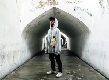 Vestir oversize: el legado del hip hop setentero que nunca pasa de moda