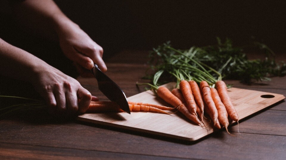 ¿De madera, acero o plástico? Consejos para no perderse (y acertar) al elegir tus tablas de cortar