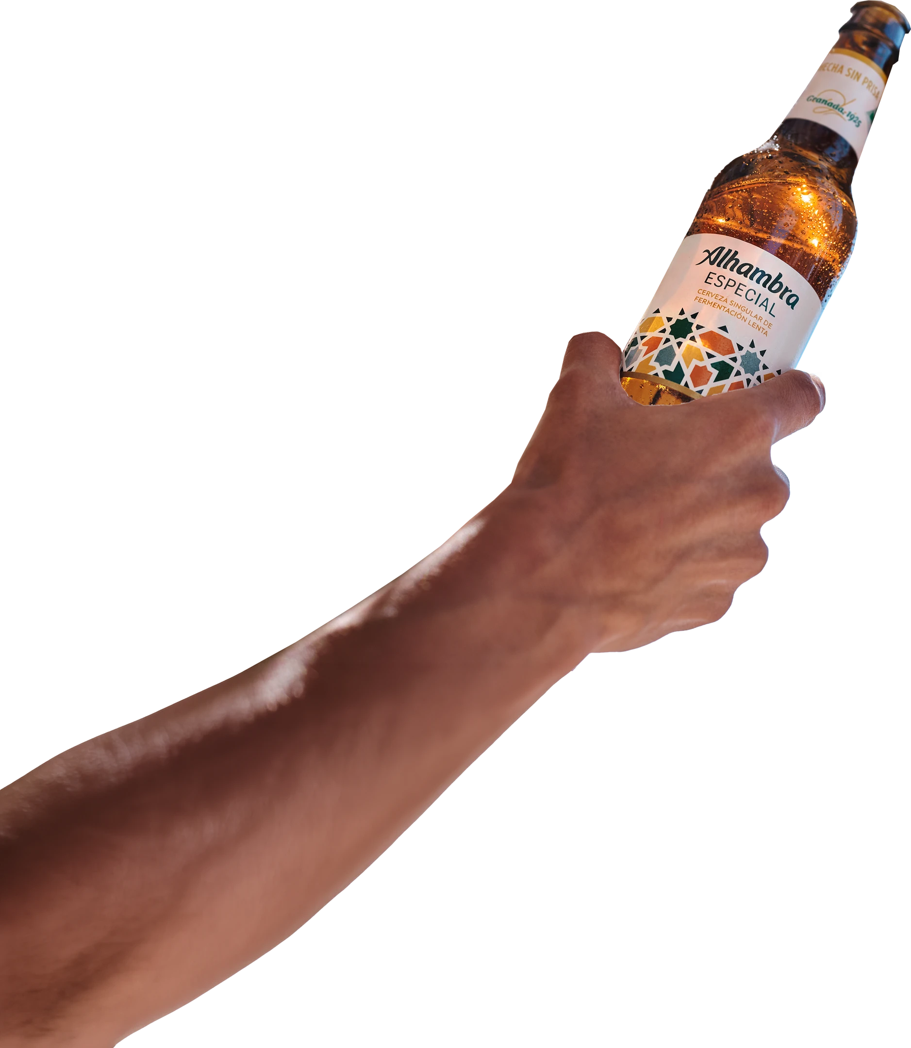 Mano brindando con botellín de Alhambra Especial