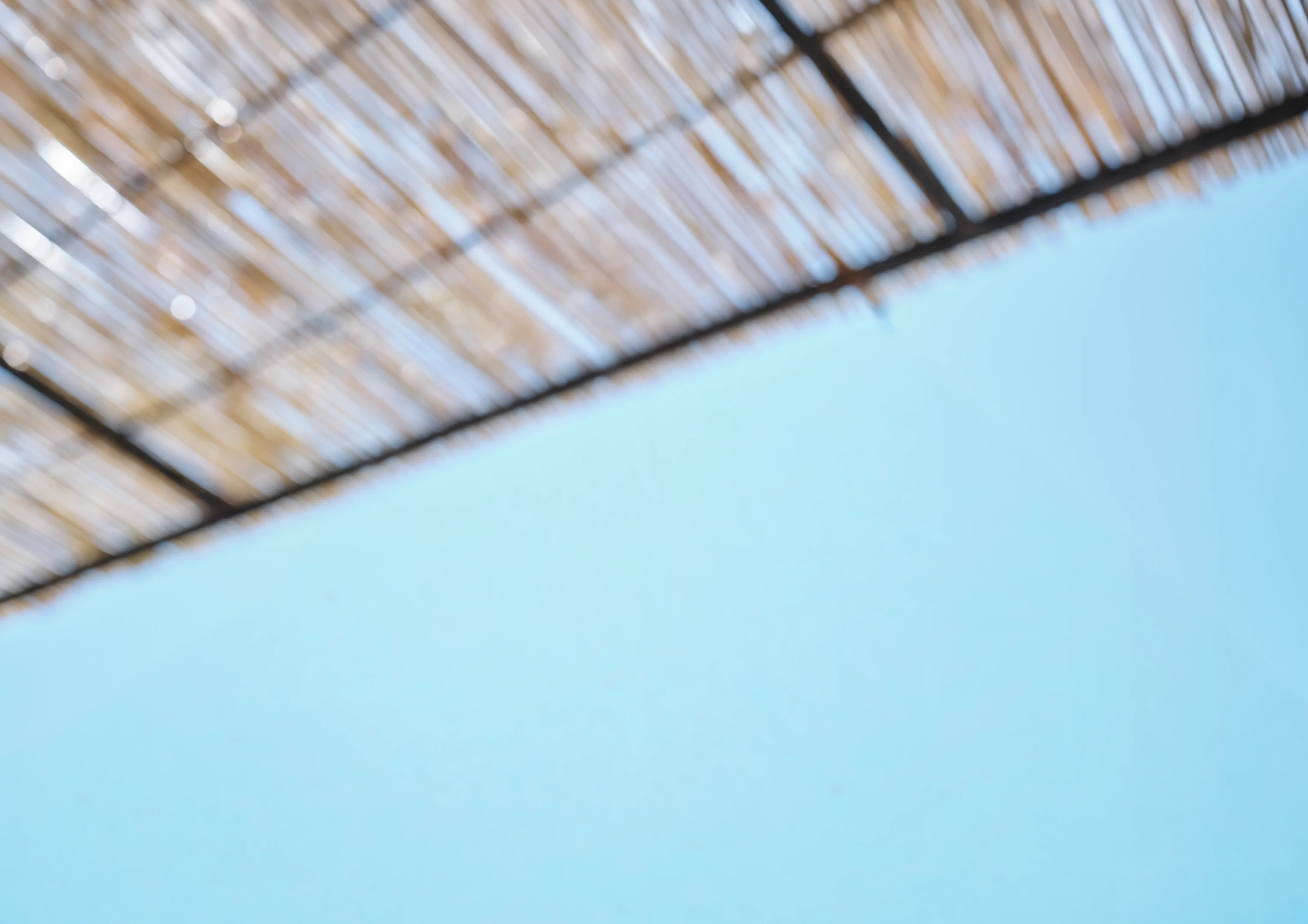Ambiente de terraza de verano bajo un cielo azul