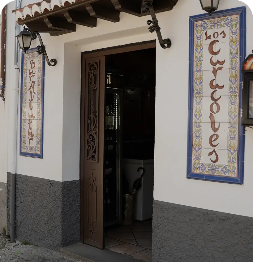 Ismael Harb Vera en el bar Aliatar Los Caracoles de Granada - Cervezas Alhambra